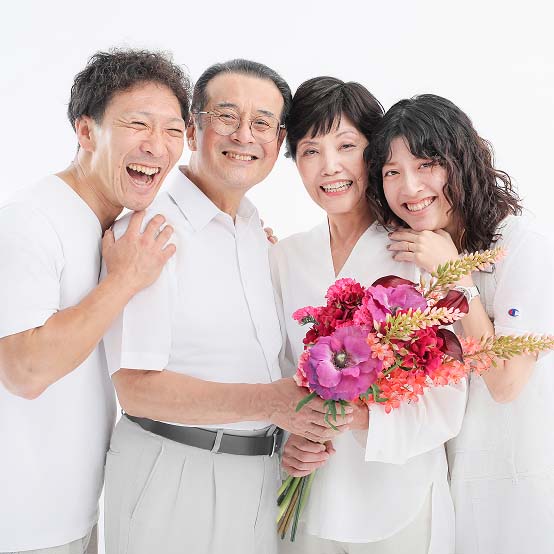 シニアフォトの例「家族と笑顔で写るシニアカップル」