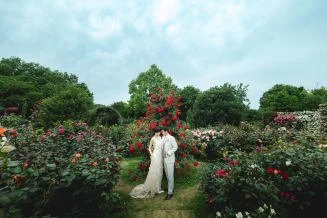 おとぎばなしのようなバラ園ロケーション