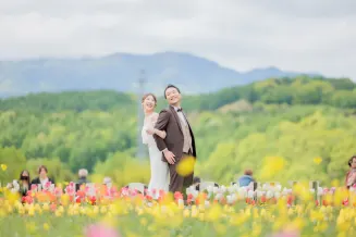 チューリップに囲まれながらウェディングフォト