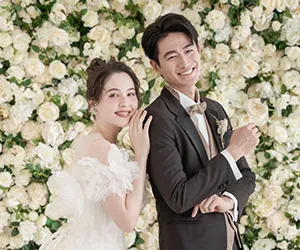 お花に囲まれたウェディングフォト